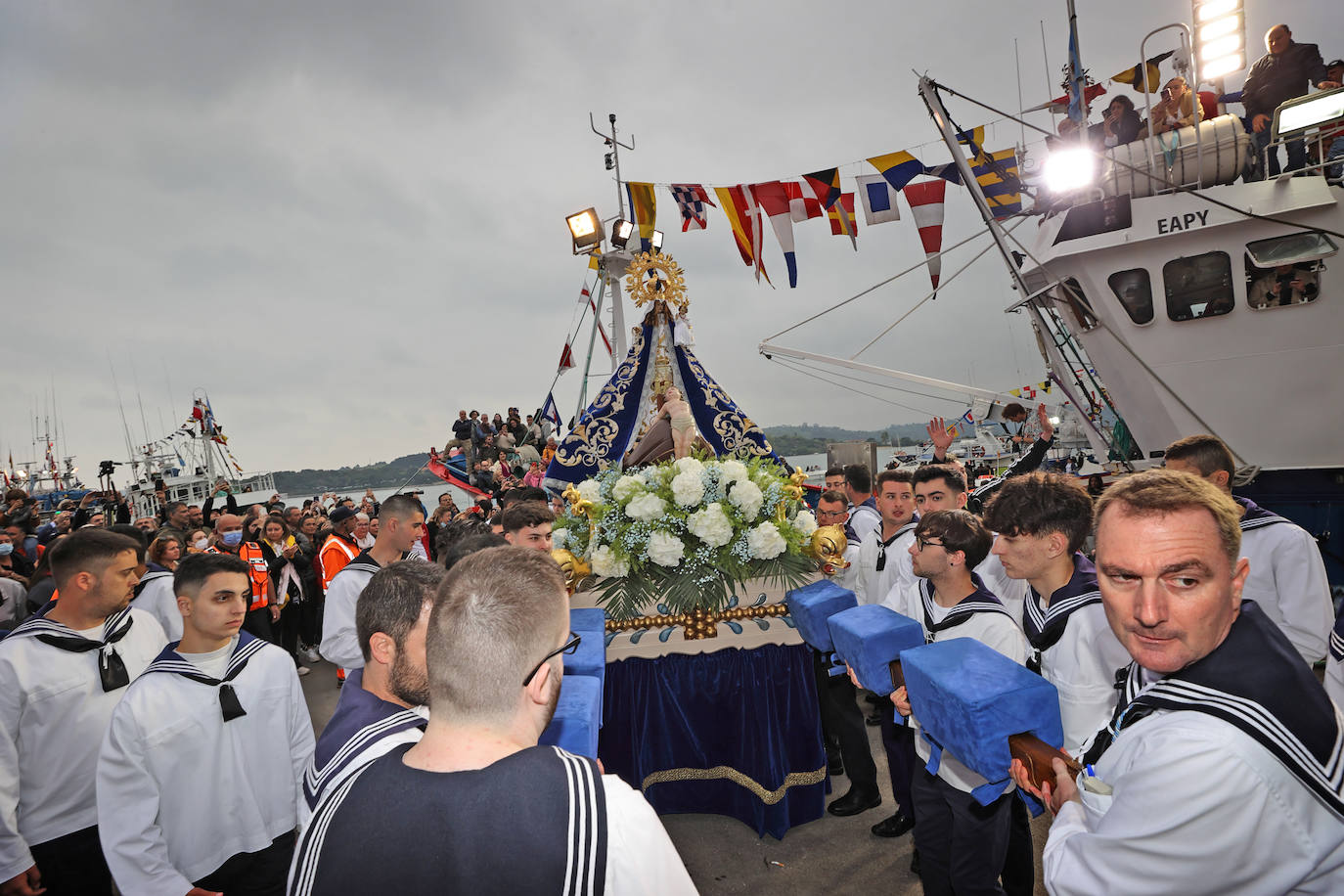 San Vicente de la Barquera recupera su procesión marítima tras dos años de paréntesis con una de sus ediciones más multitudinarias