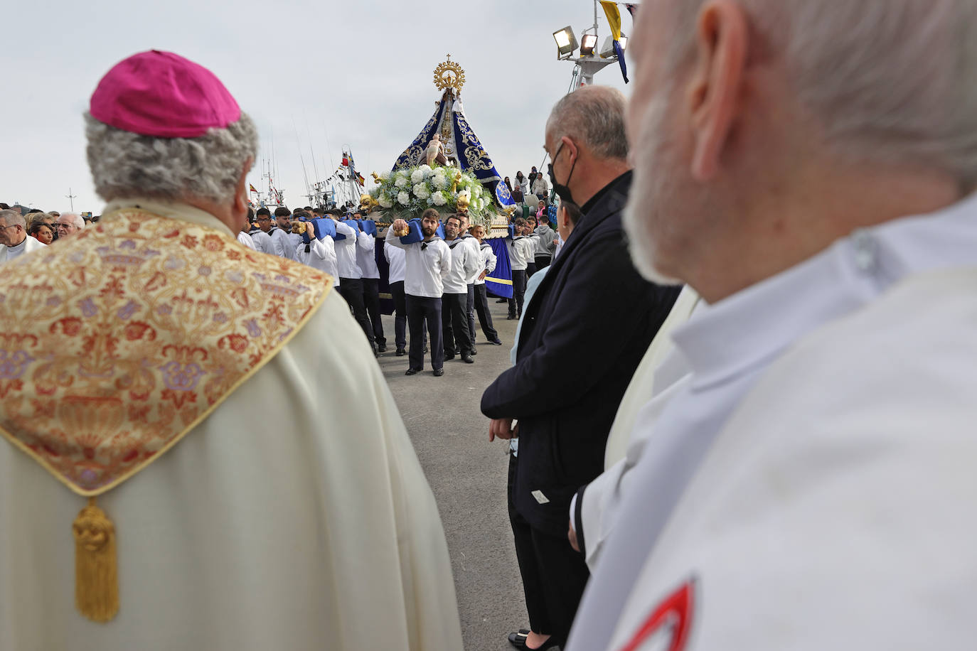 San Vicente de la Barquera recupera su procesión marítima tras dos años de paréntesis con una de sus ediciones más multitudinarias