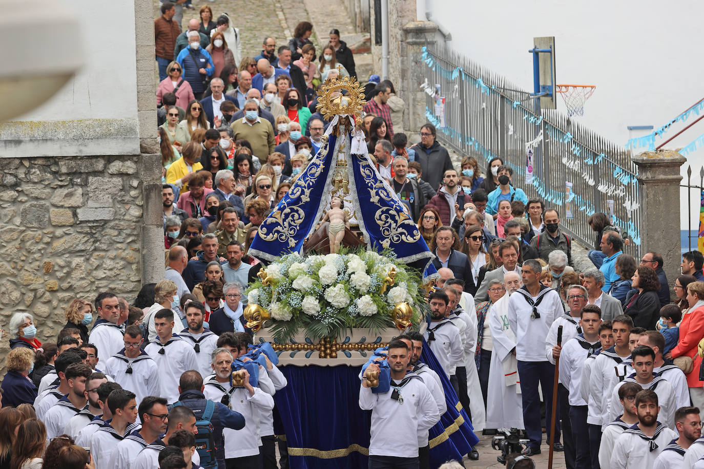 San Vicente de la Barquera recupera su procesión marítima tras dos años de paréntesis con una de sus ediciones más multitudinarias