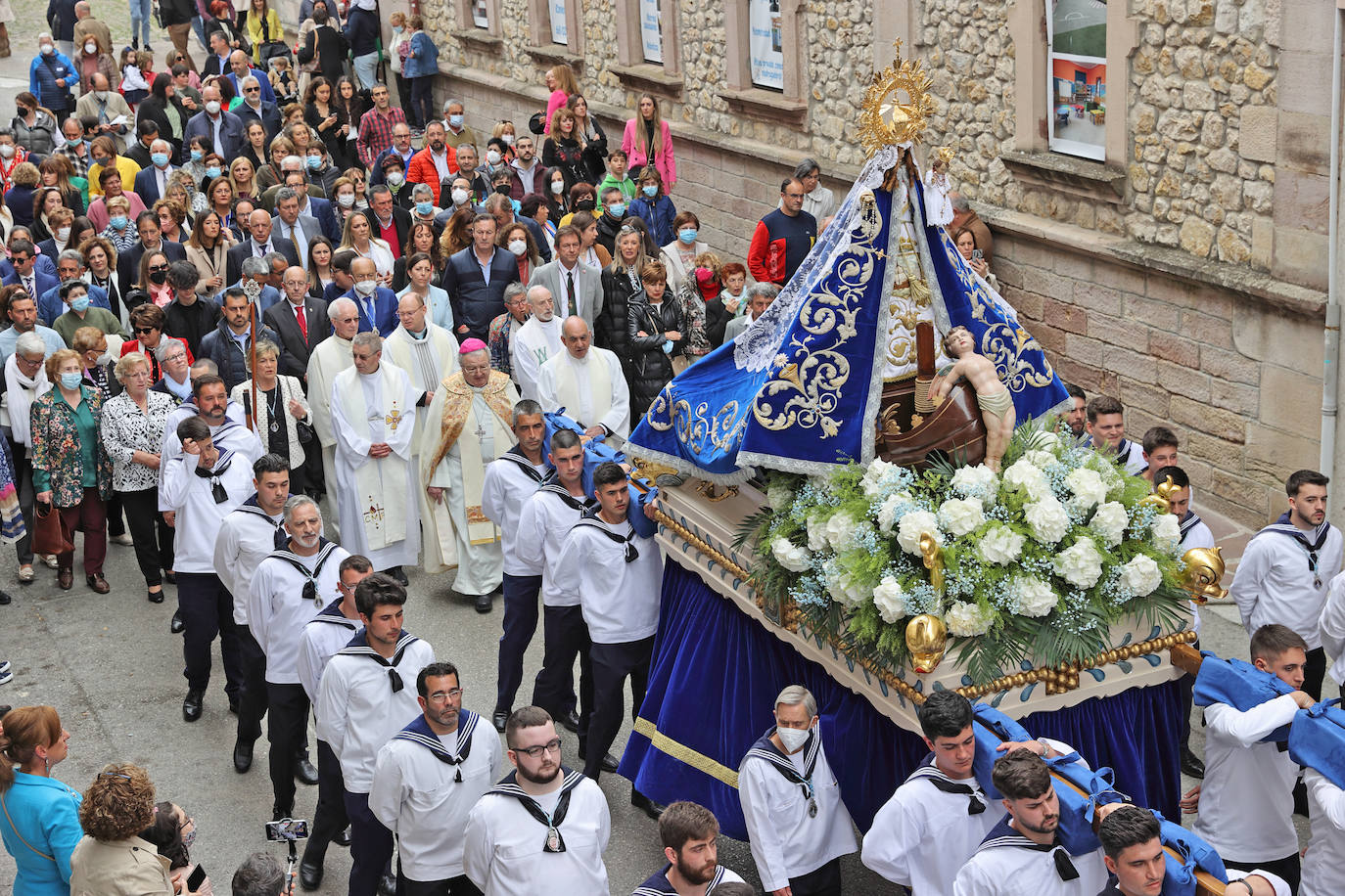 San Vicente de la Barquera recupera su procesión marítima tras dos años de paréntesis con una de sus ediciones más multitudinarias