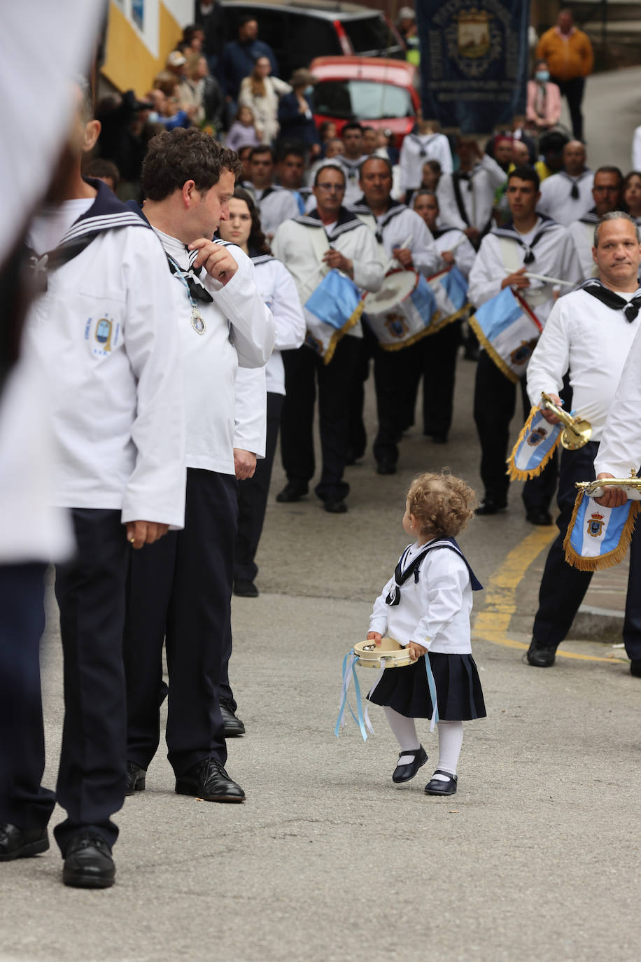 San Vicente de la Barquera recupera su procesión marítima tras dos años de paréntesis con una de sus ediciones más multitudinarias