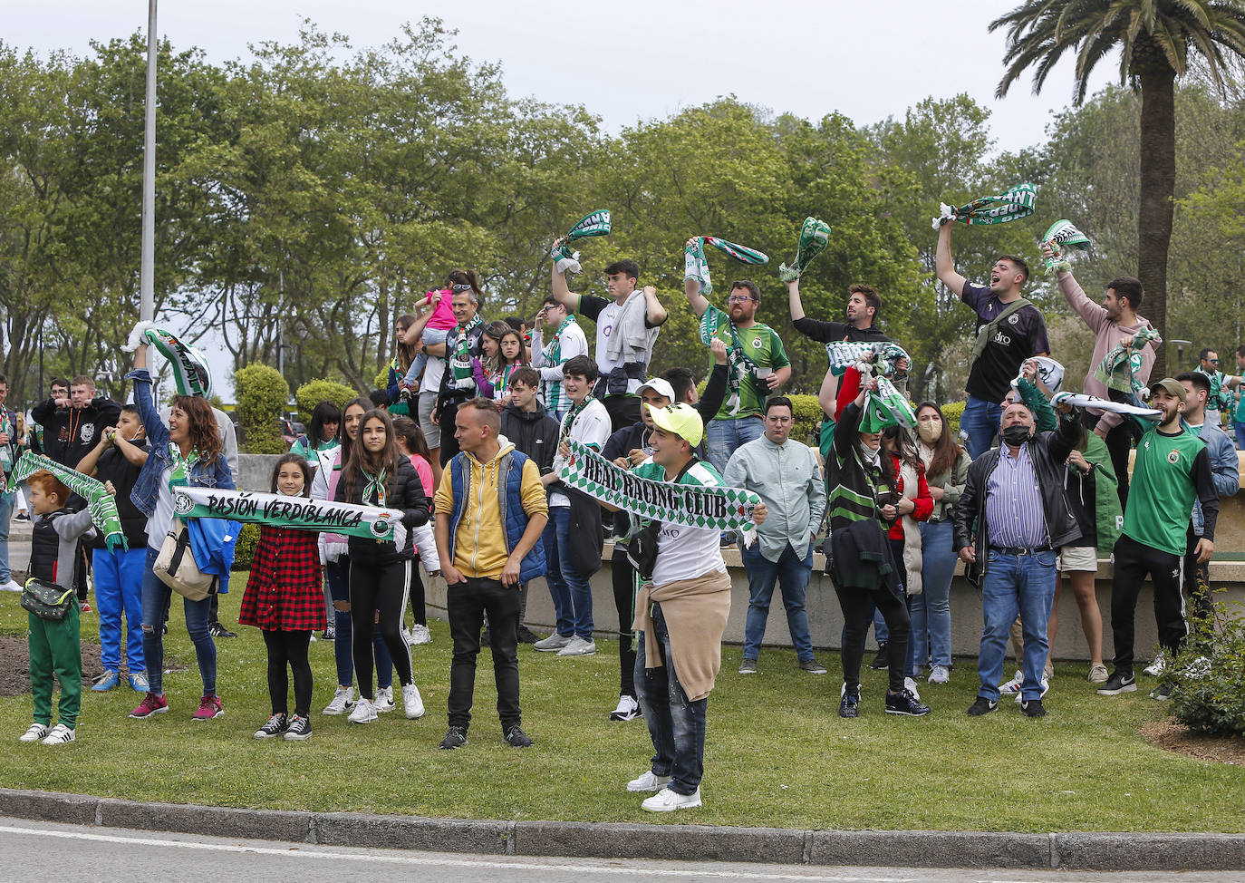 Los aficionados del Racing celebran el ascenso del Racing. 