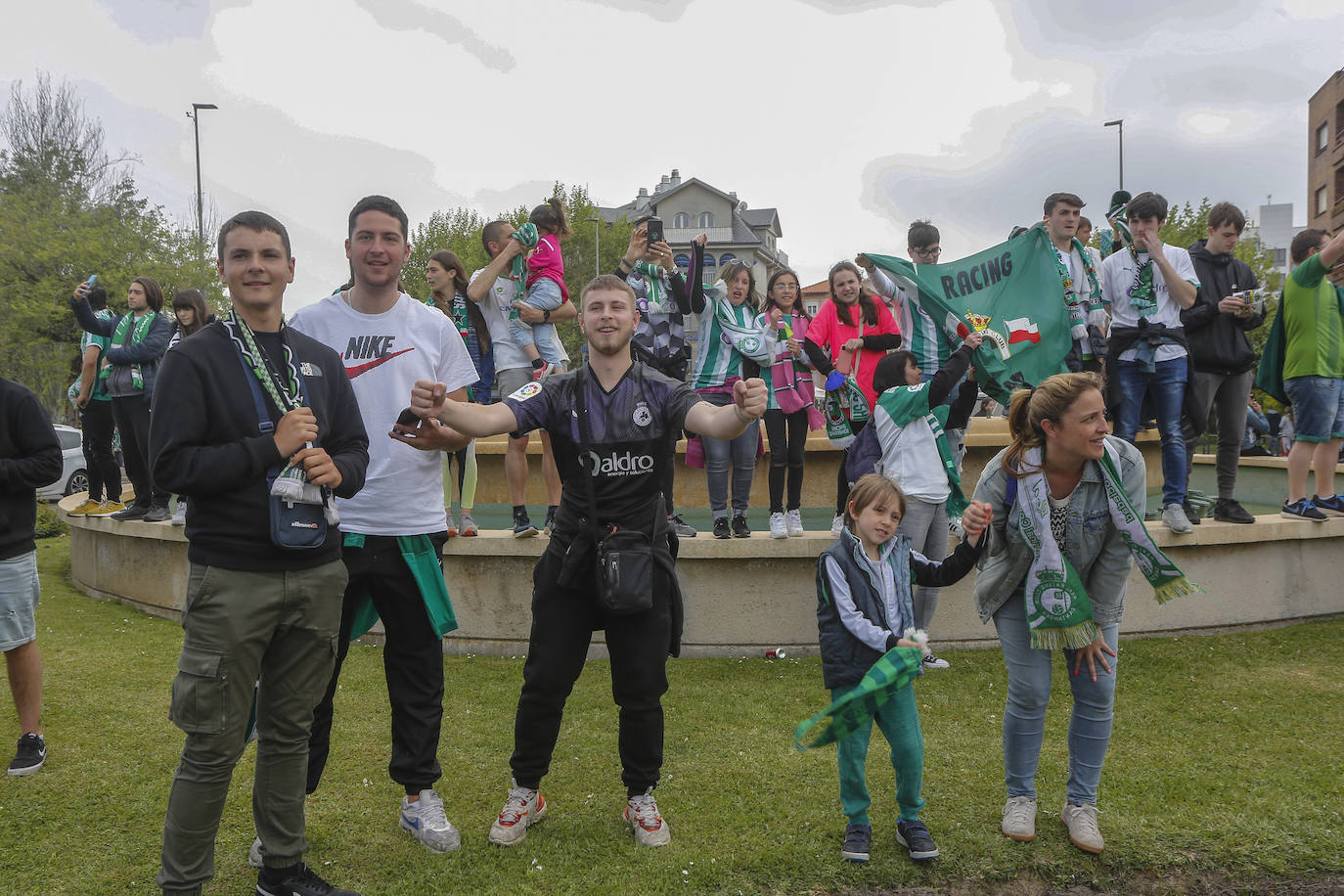 Los aficionados del Racing celebran el ascenso del Racing. 