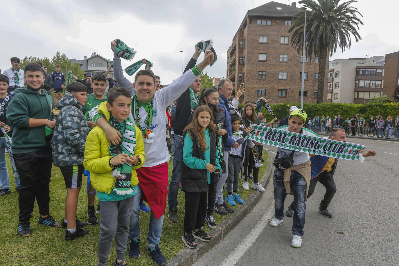 Los aficionados del Racing celebran el ascenso del Racing. 