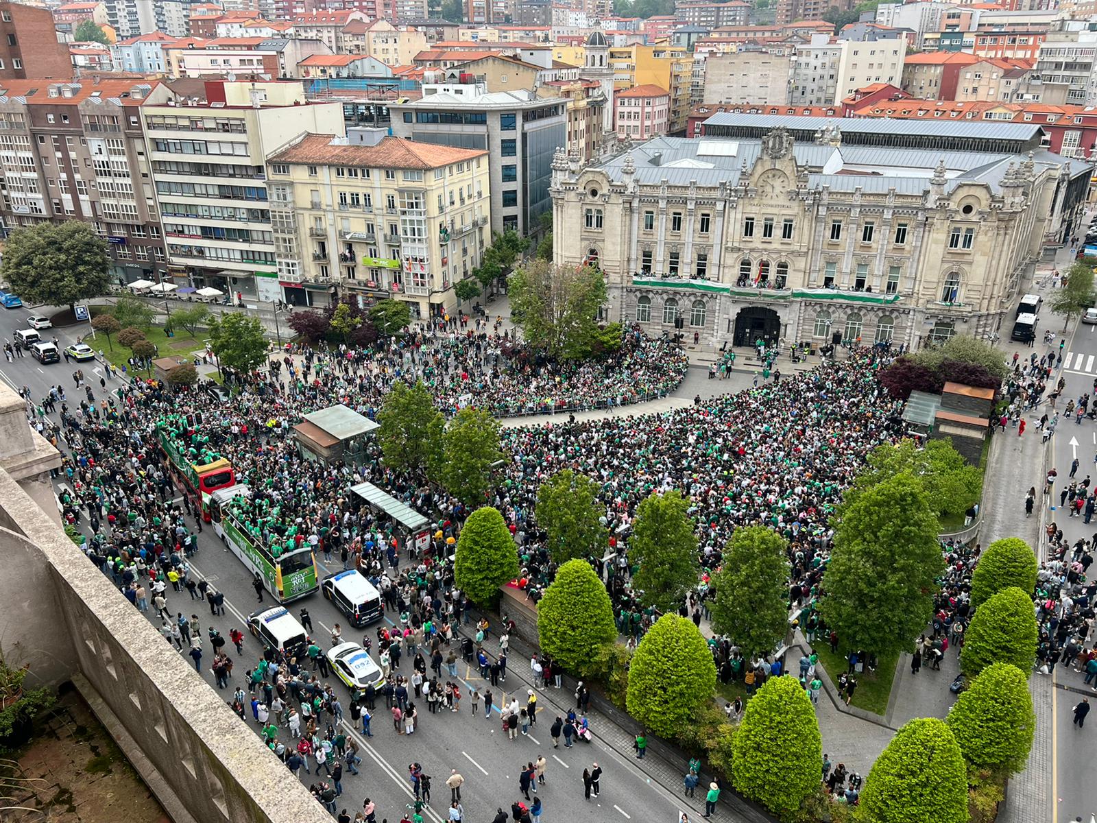 Los jugadores a su llegada al Ayuntamiento. 