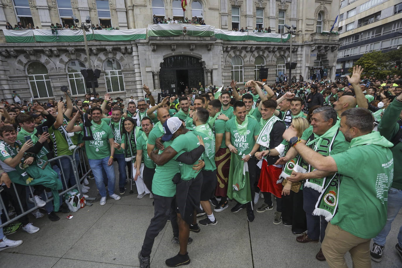 Una marea verdiblanca de aficionados recibe a los jugadores en el Ayuntamiento. 