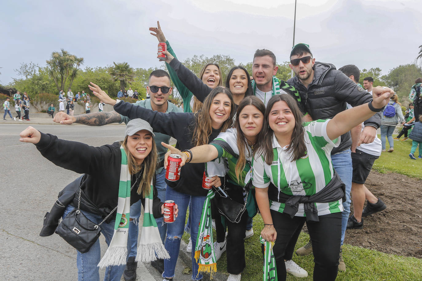 Los aficionados del Racing celebran el ascenso del Racing. 