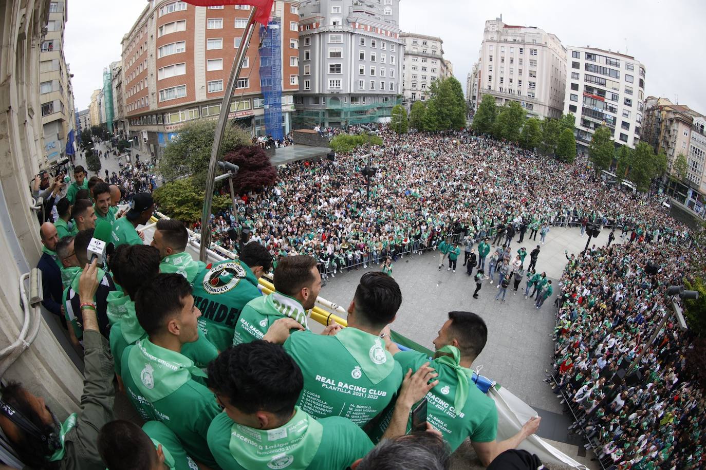 Los jugadores del Racing desde el balcón del Ayuntamiento de Santander mientras los aficionados les animan. 