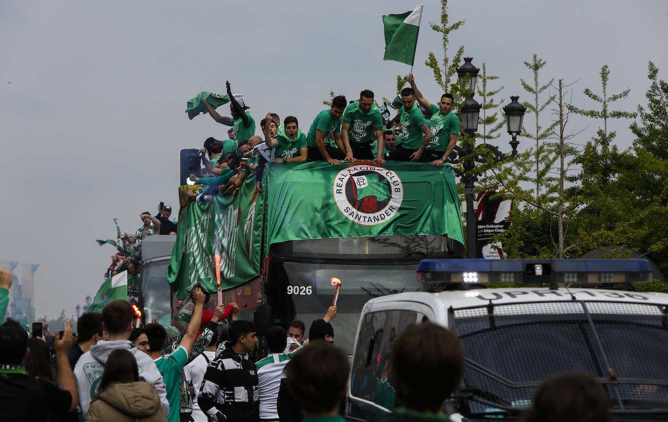 Los jugadores a su llegada al Ayuntamiento. 