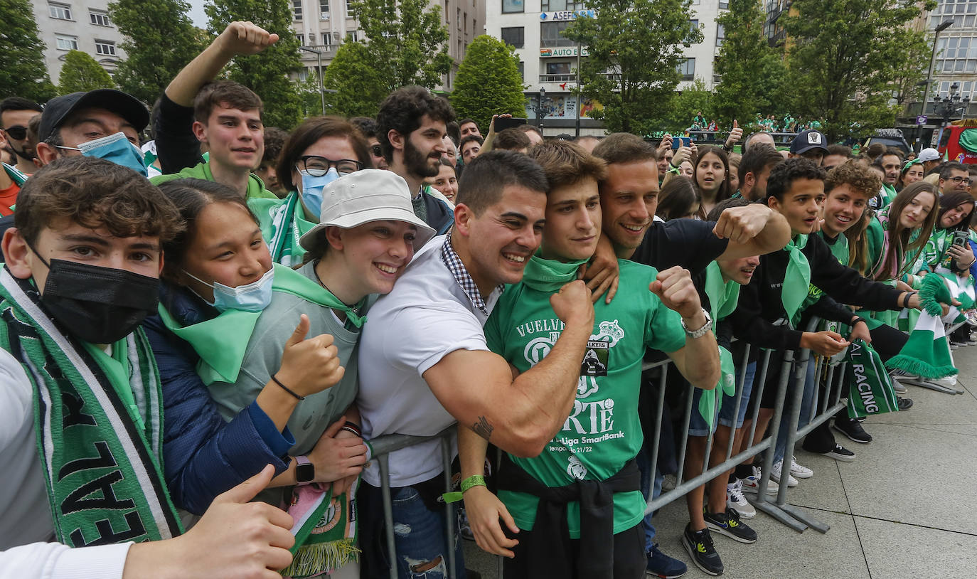 Los jugadores posan junto a los aficionados. 