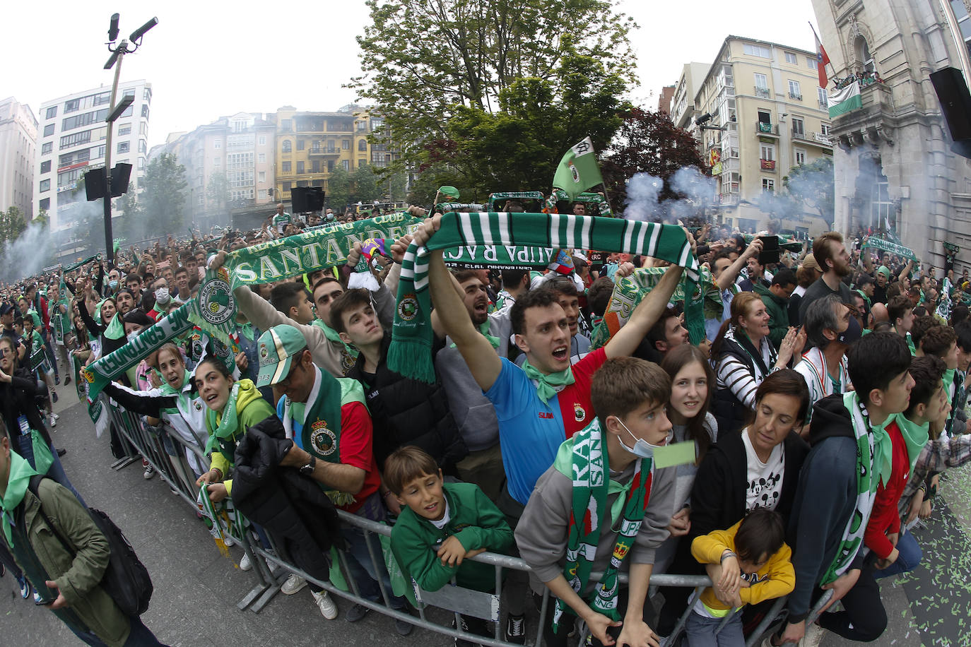 Los aficionados celebran el ascenso en la Plaza del Ayuntamiento. 