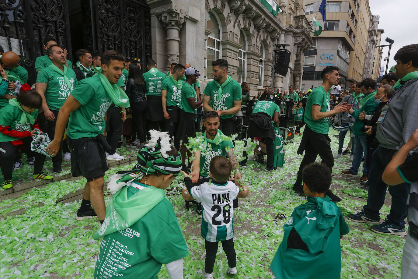 Los jugadores durante la celebración en la plaza del Ayuntamiento. 