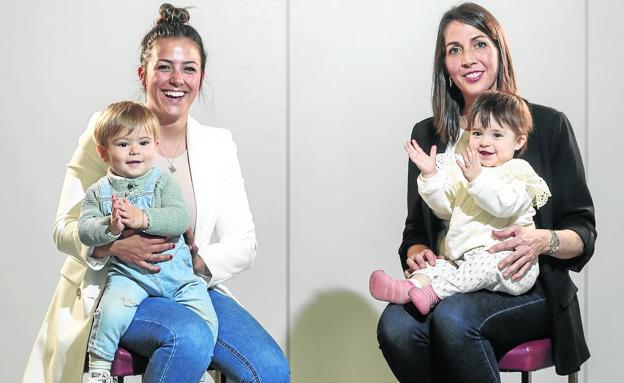 Adriana Moncalean (madre a los 25) y su hijo Luca de un año, junto a Jana Nieto (madre a los 40) y su pequeña Greta, también de un año, durante la entrevista, en la sede de El Diario Montañés. 