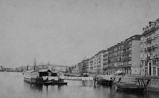 'El Muelle desde Puerto Chico, en primer término los baños flotantes', circa 1875, autor desconocido (atribuido a Leandro Desages).