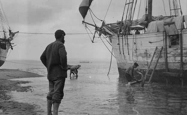 'Veleros varados en bajamar', Santander circa 1905, autor desconocido.