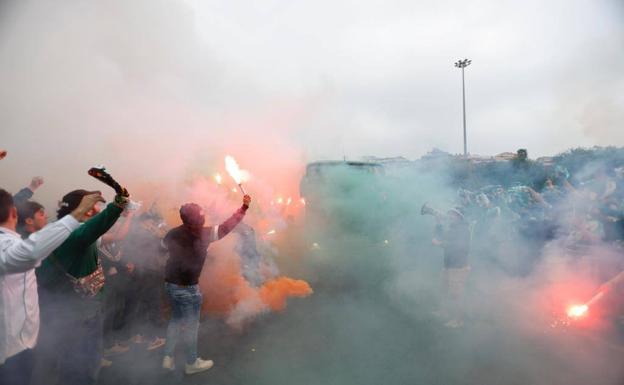 Espectacular recibimiento al Racing a su llegada a los Campos de Sport