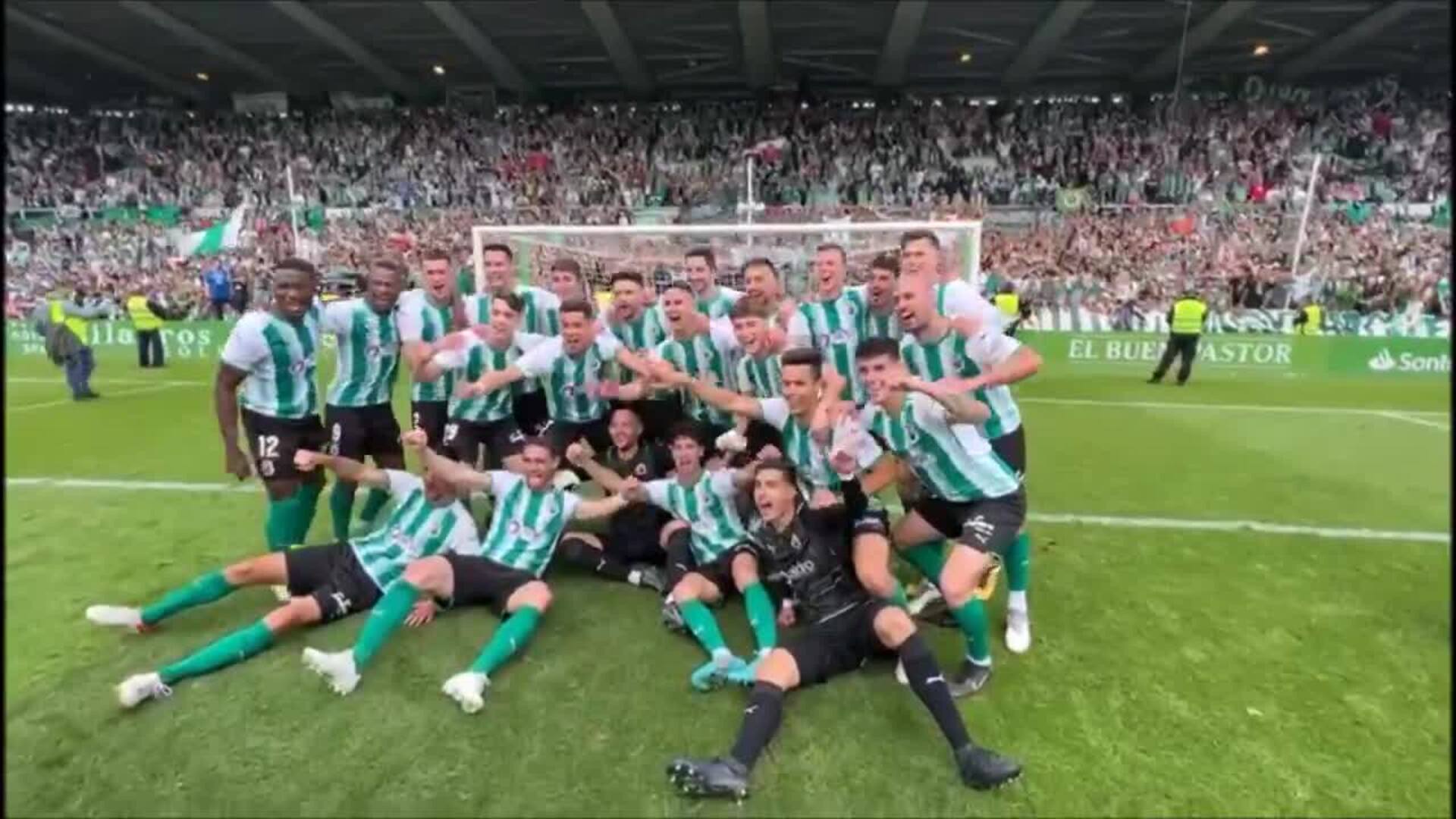 Los jugadores del Racing celebran el ascenso
