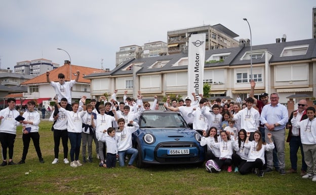 Imagen principal - Vibrante competición de vehículos eléctricos de Laredo