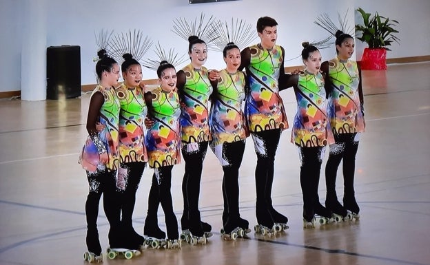 Imagen principal - Oro y plata en Toledo para los grupos show de la Escuela de Patinaje Artístico de Laredo