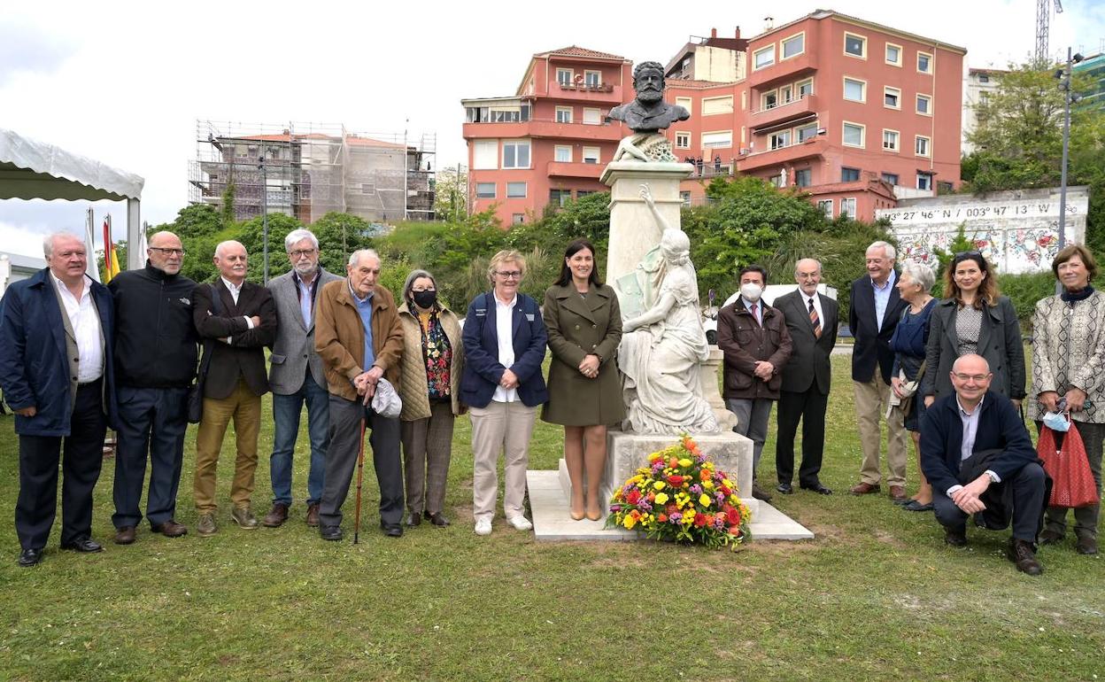 Familiares de Linares y personalidades políticas junto al monumento. 