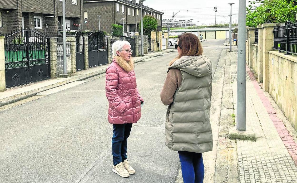 Dos vecinas conversan en el barrio Isla del Oleo, en Nueva Montaña. 