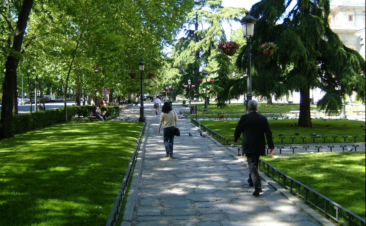 Dos personas paseando por Madrid cerca del Museo del Prado.