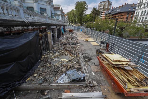 Las 'peceras' que sobresalían de los bajos de El Sardinero ya se han derribado, primer paso de la renovación de estos locales. 