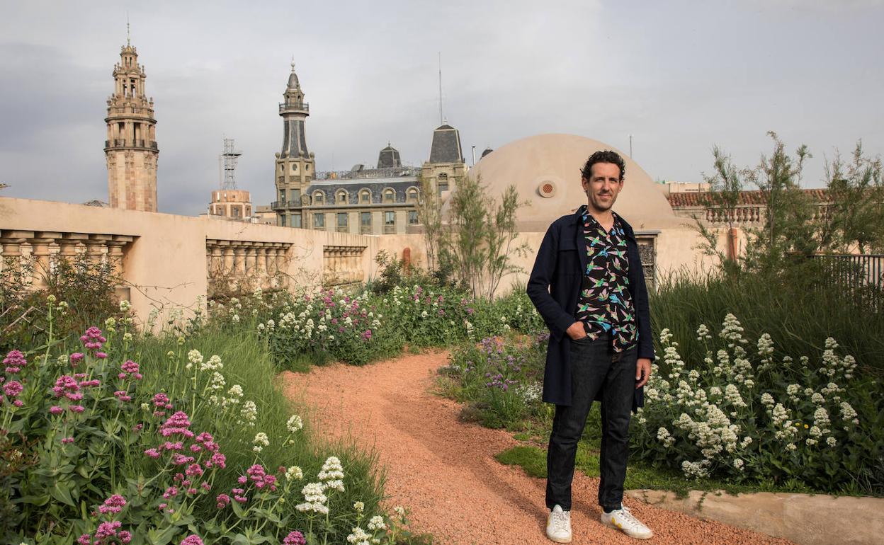 Sergio Carratalá, en una de las emblemáticas azoteas de Barcelona que han sido renaturalizadas por su estudio. 