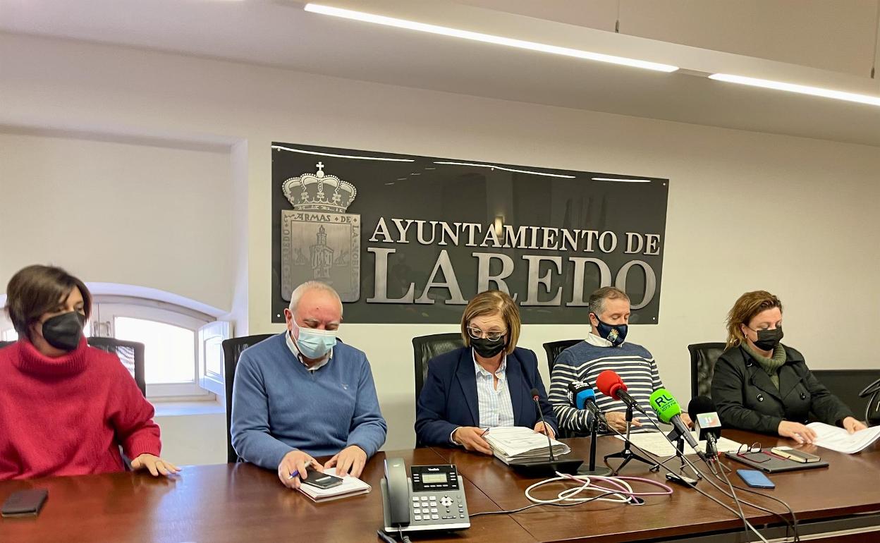 La alcaldesa de Laredo, Charo Losa, junto a varios integrantes de su equipo, durante una comparecencia 