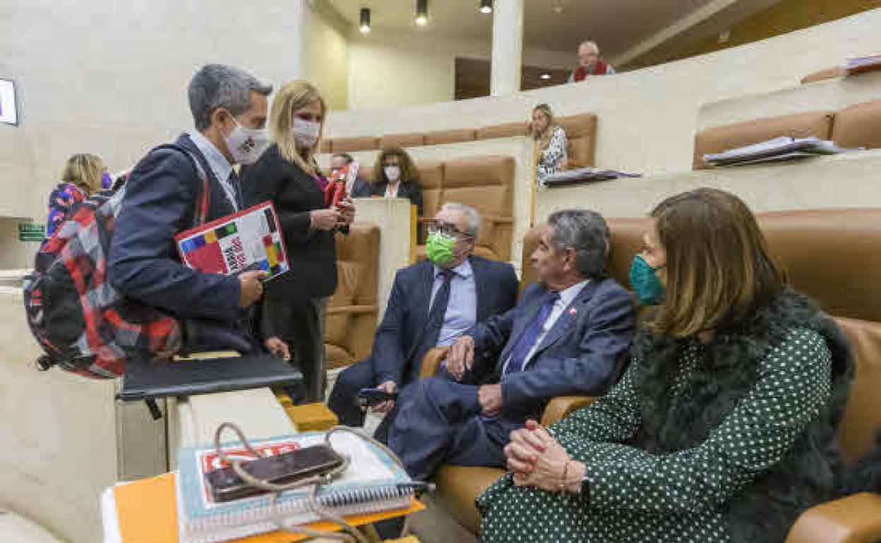 Imagen de altos cargos del Gobierno de Cantabria en el Parlamento, esta semana.