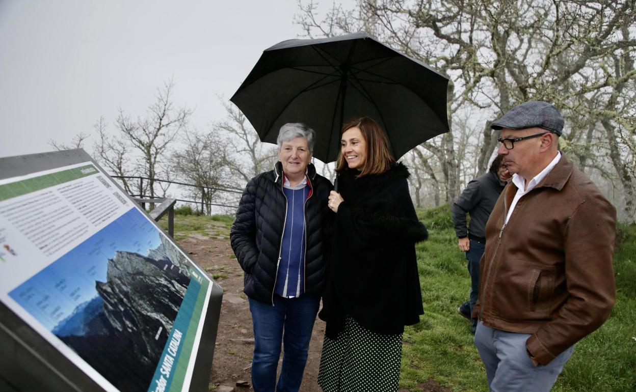 La Consejera de Presidencia y el alcalde de Peñarrubia visitaron en el mirador las reformas realizadas 