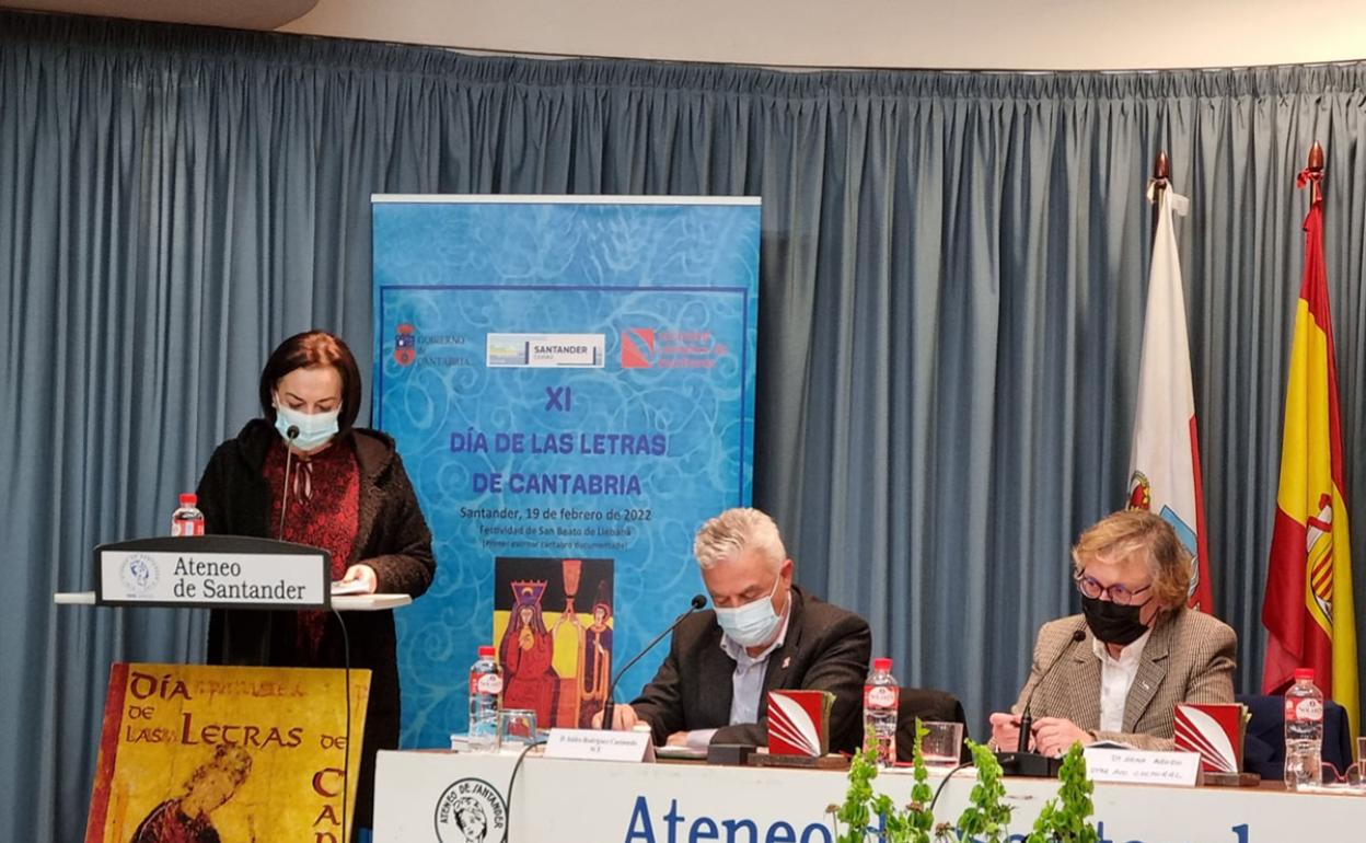 La alcaldesa de Limpias, durante su intervención en la presentación del libro sobre Lorenzo Sierra el pasado mes de febrero 