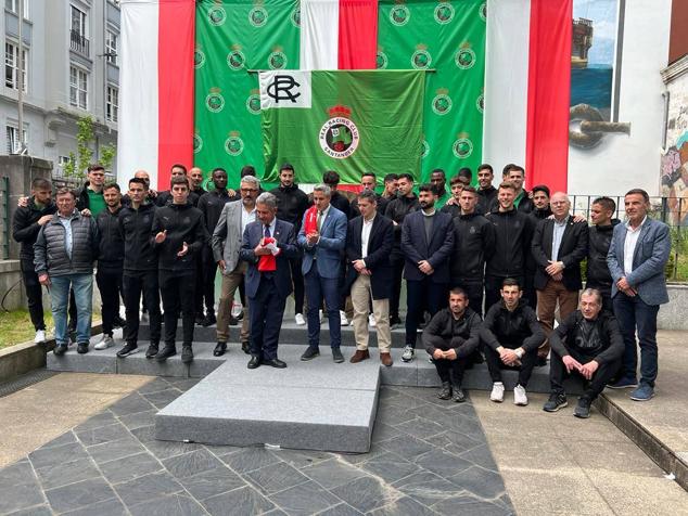 Foto de familia de los futbolistas con el presidente regional y el vicepresidente