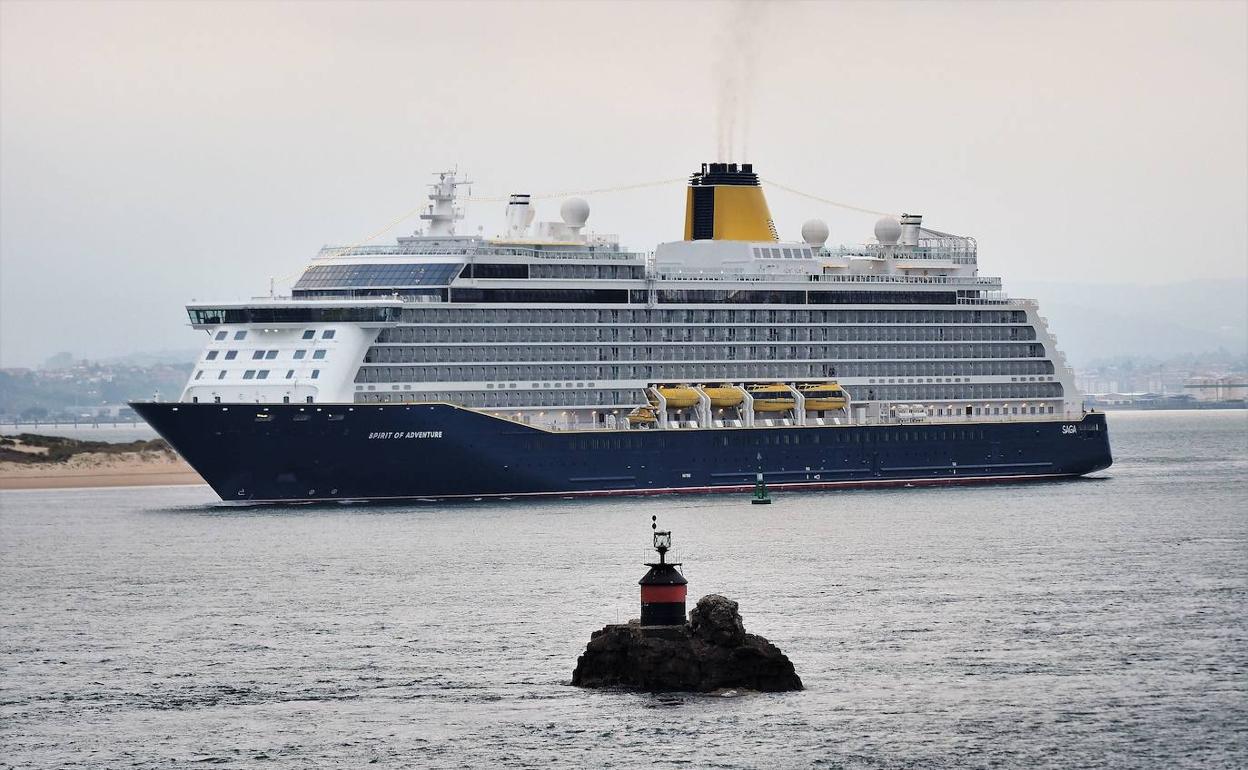 Imagen de archivo del crucero 'Spirit of Adventure' abandonando Santander el pasado mes de abril. 