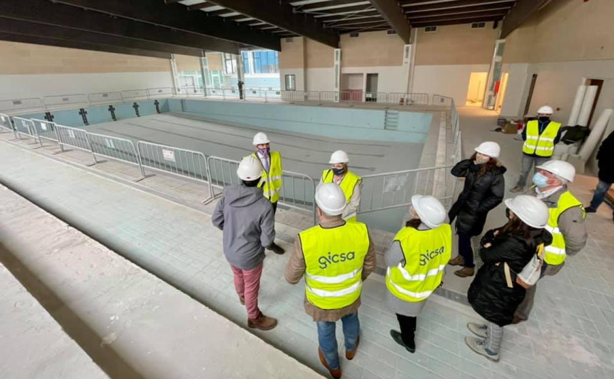 Miembros del equipo de Gobierno durante una visita a las obras de la piscina municipal 