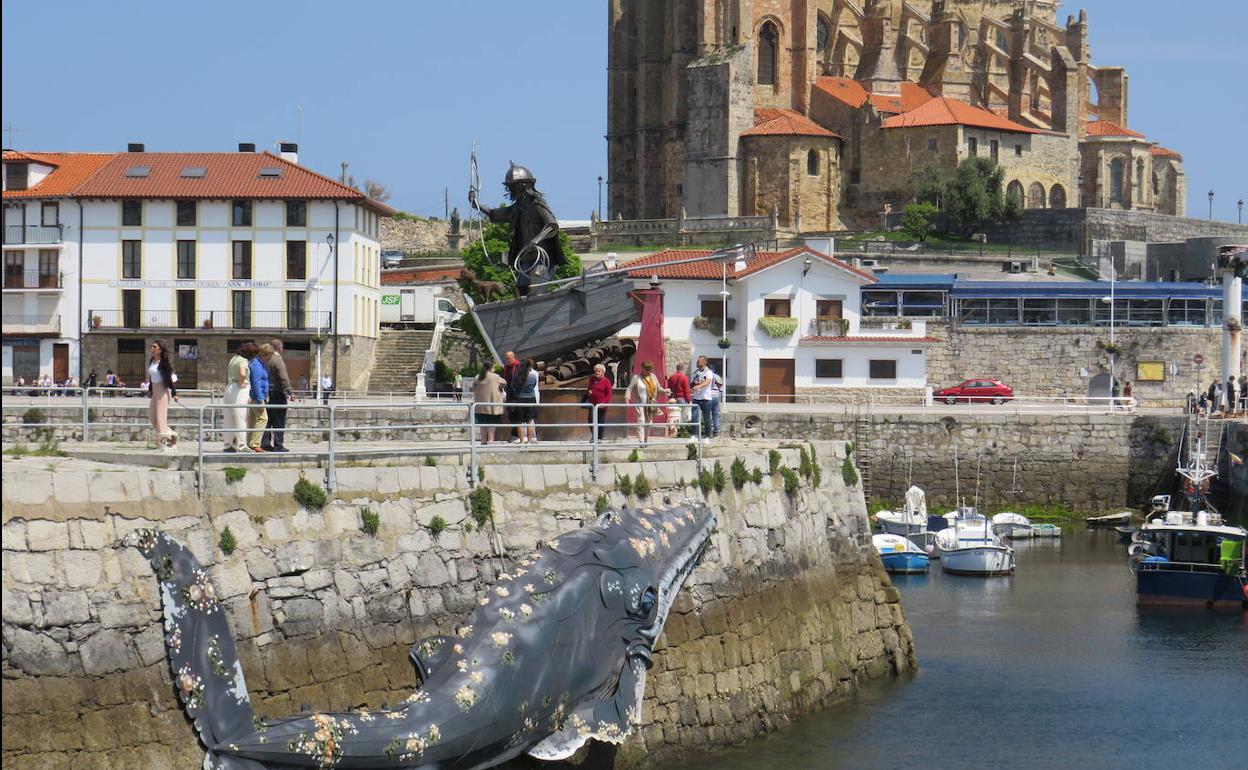 La escultura ha causado expectación entre los paseantes 