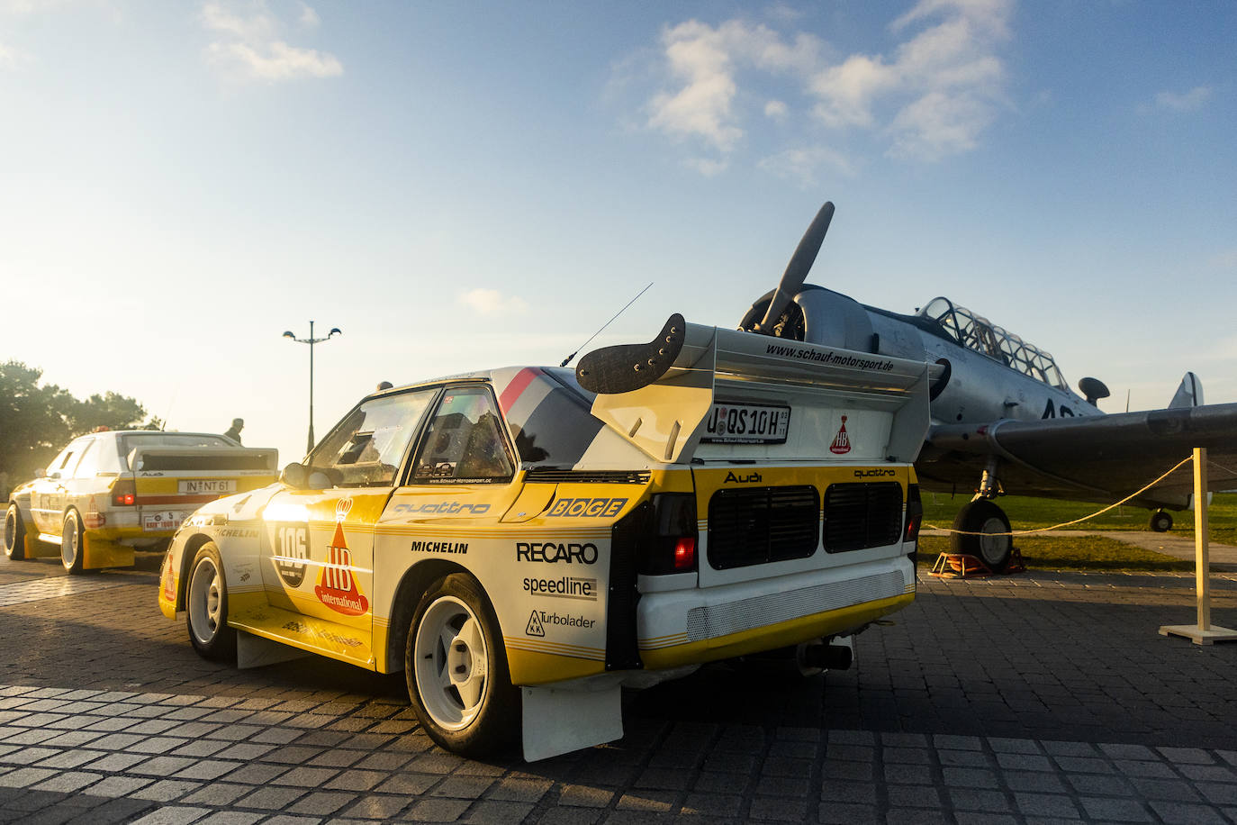 El piloto alemán con su Audi Quattro S1 en el Palacio de la Magdalena.