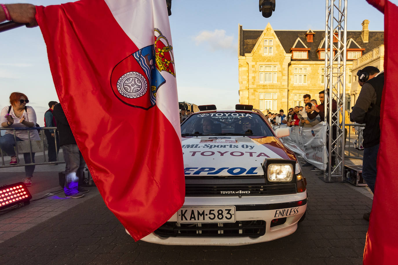 Jari-Matti Latvala tomando la salida en el Palacio de La Magdalena