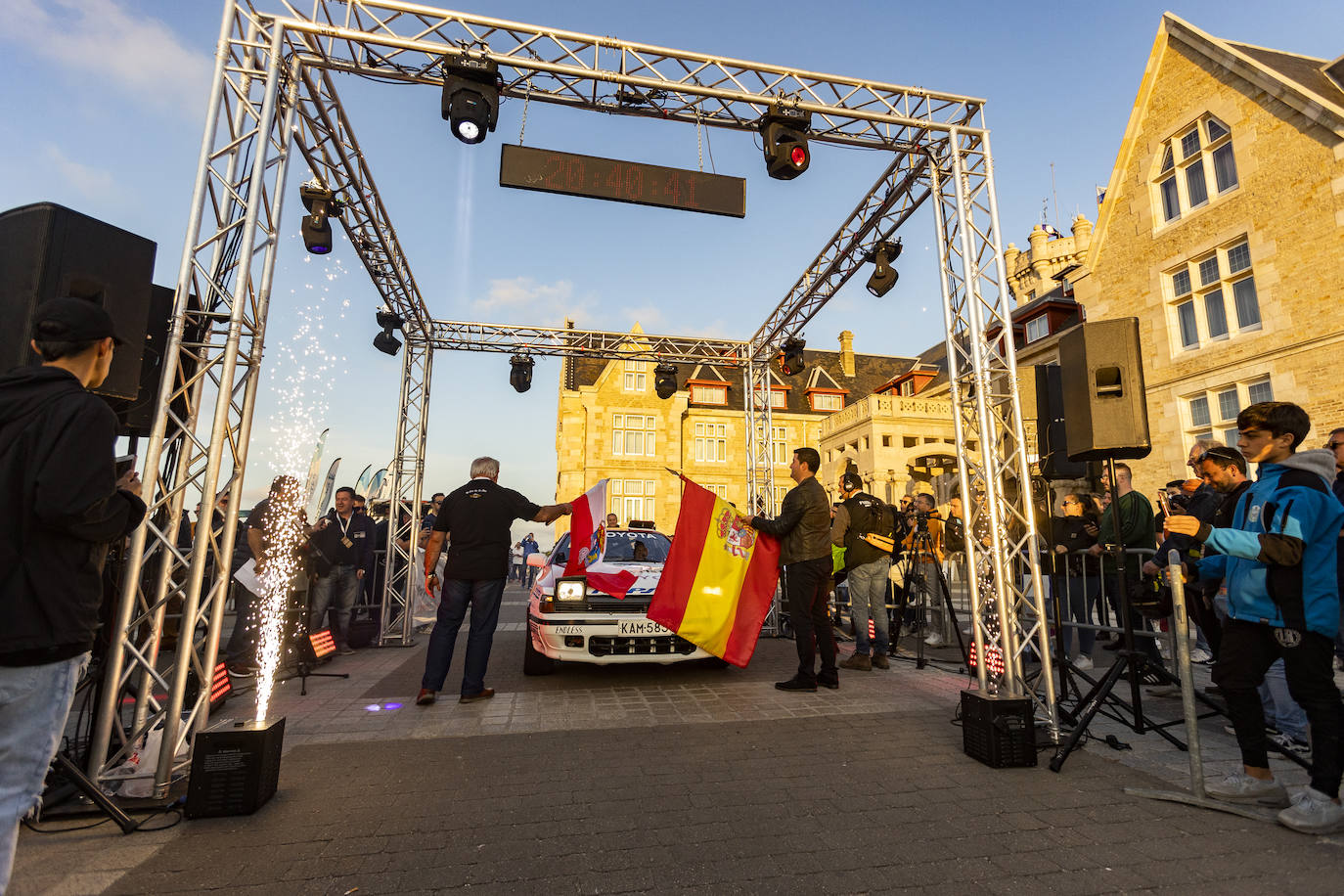 Jari-Matti Latvala tomando la salida desde el Palacio de la Magdalena con su Toyota Celic.