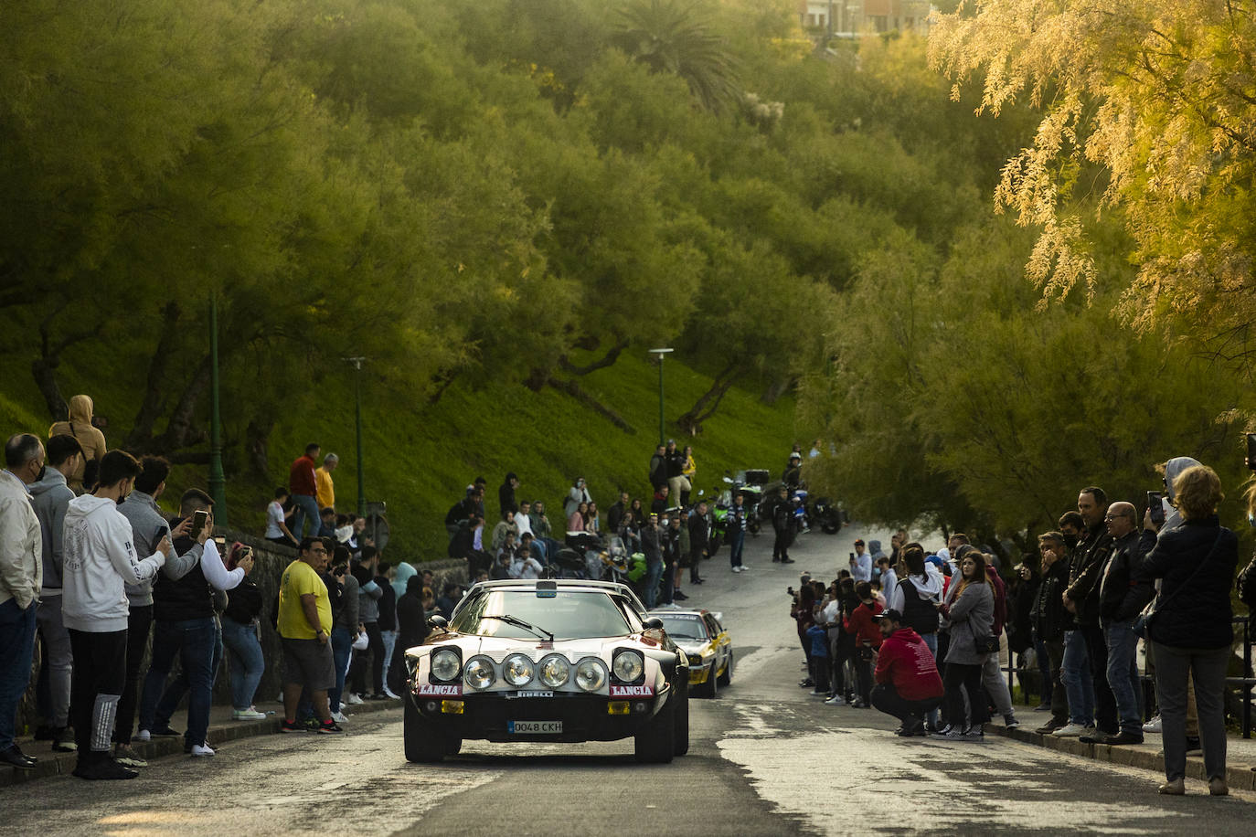 Xavier Piña al volante de su Lancia Stratos circulando ante la mirada de los aficionados en el aparcamiento de la Playa de El Camello.