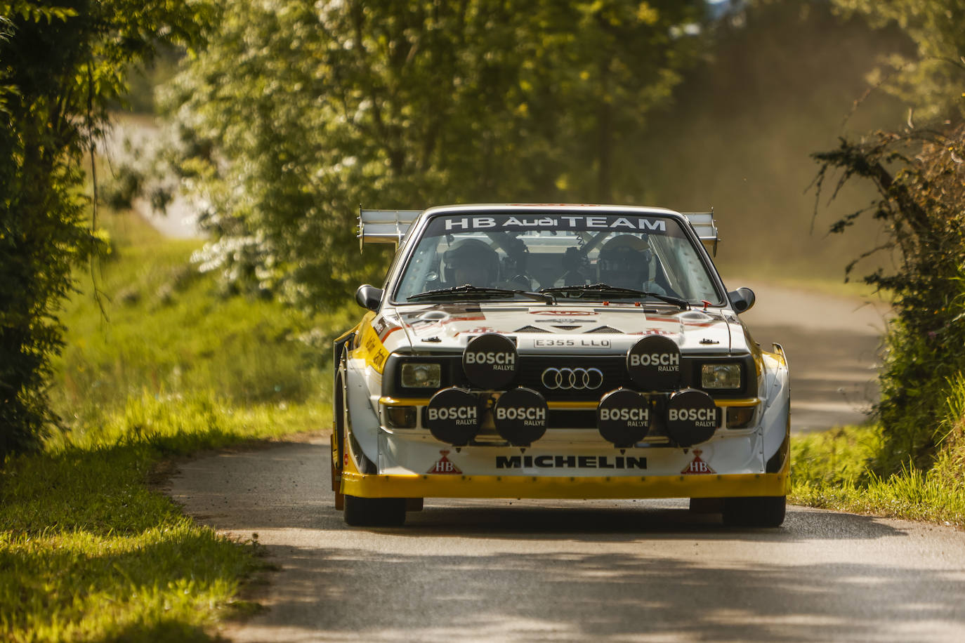 El piloto alemán Klaus Herchenbach al volante de su espectacular Audi Quattro S1 E2.