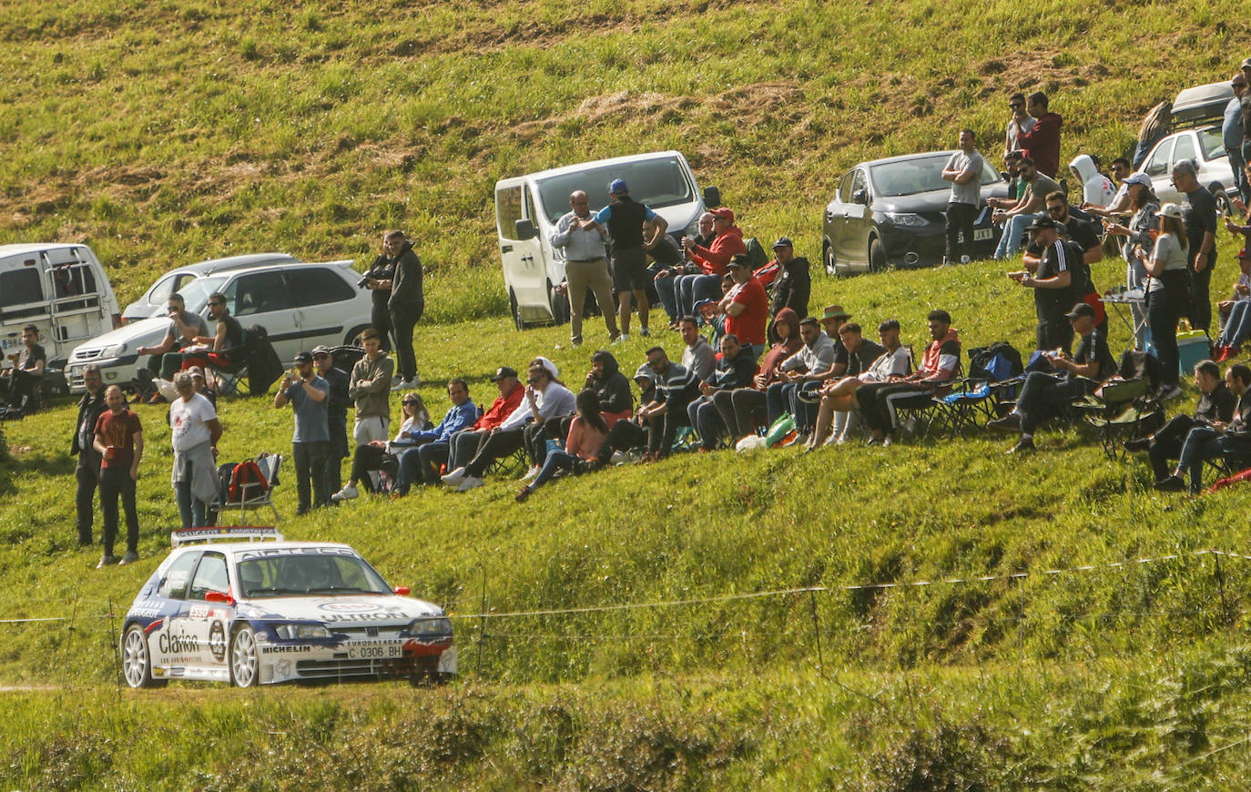 Dario Garrido con uno de los tres Peugeot 309 Maxi participantes en la prueba. Uno de los modelos diseñados por Peugeot Sport para competición y con el que la marca francesa logró numerosas victorias a finales de la década de los 90.