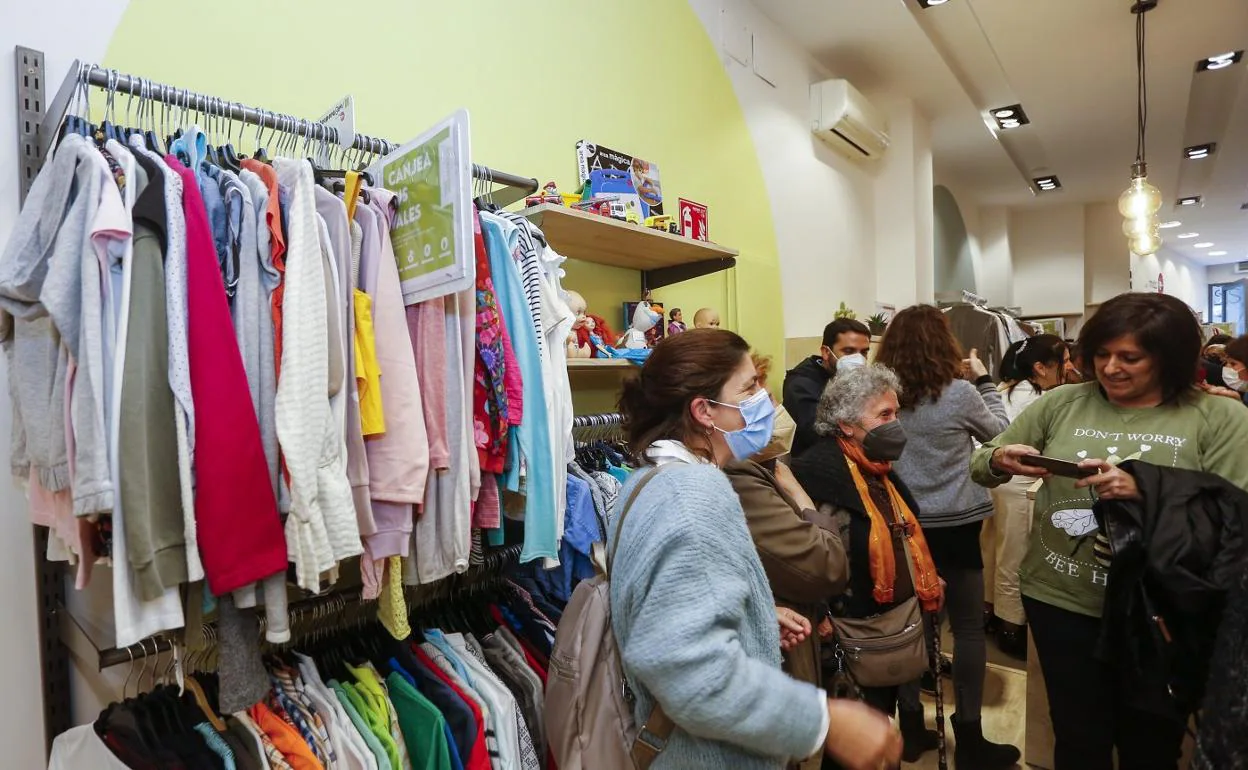 Cáritas inaugura su segunda tienda de ropa usada en Cantabria | El Diario  Montañés