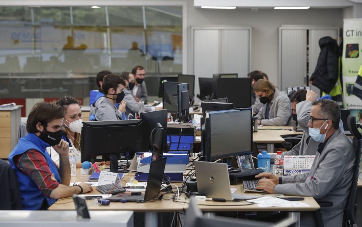 Trabajadores en una empresa de soluciones mecánicas para el metal. 