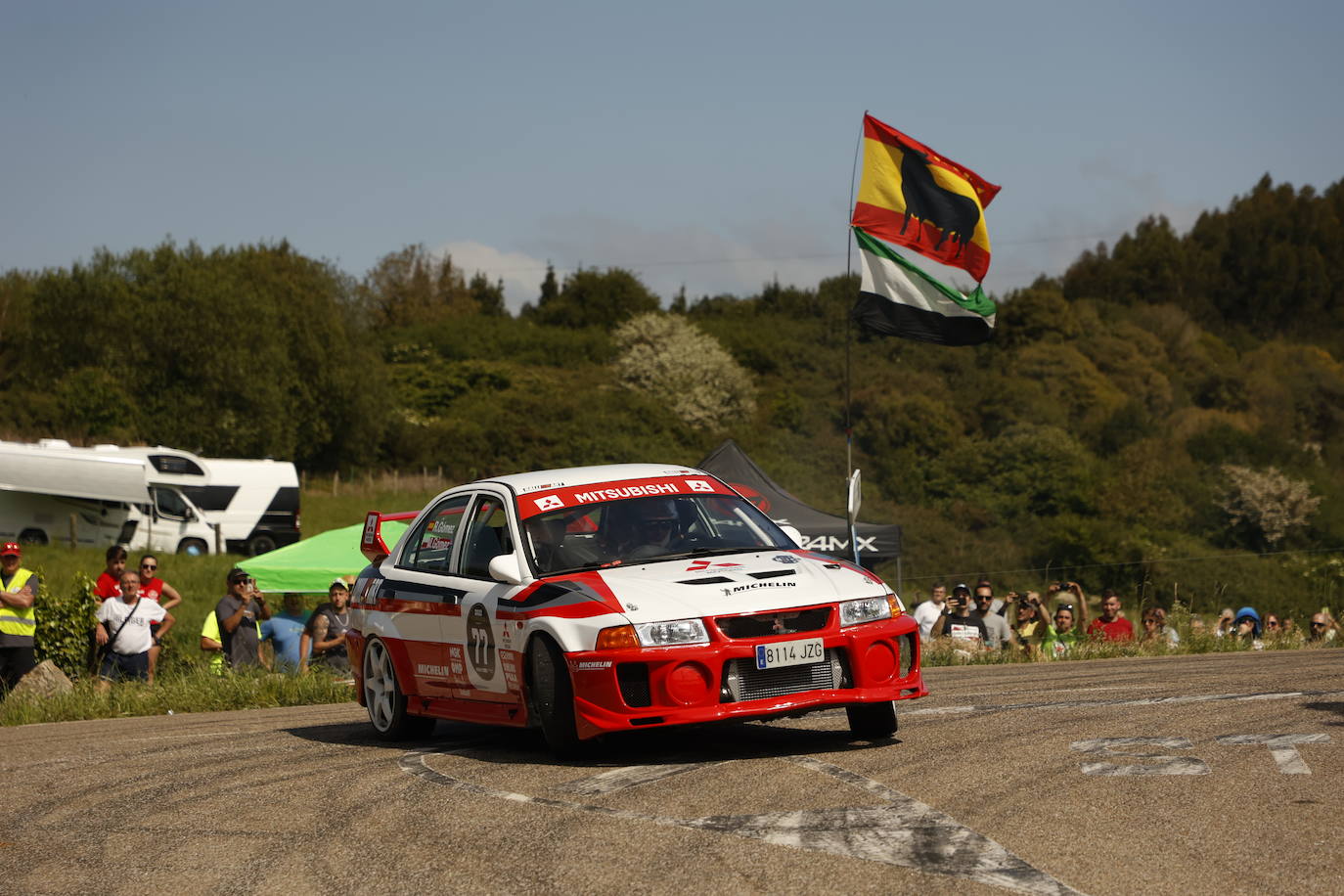 El cántabro Ricardo Gómez con su Mitsubishi Evo V es uno de los muchos cántabros presentes en la prueba