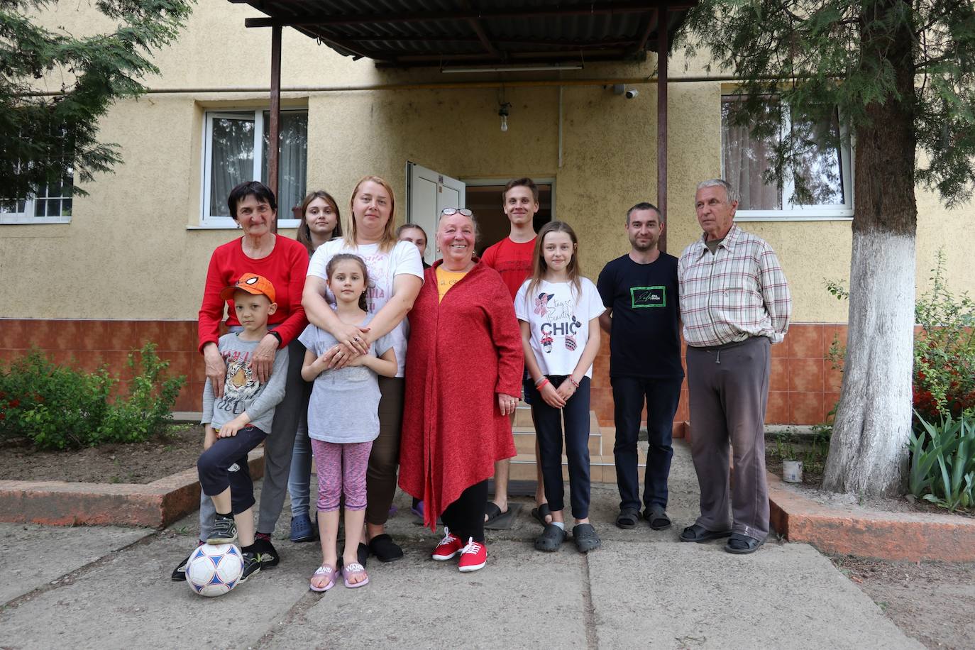 Una familia de refugiados ubicada en una guardería reconvertida en centro de acogida.