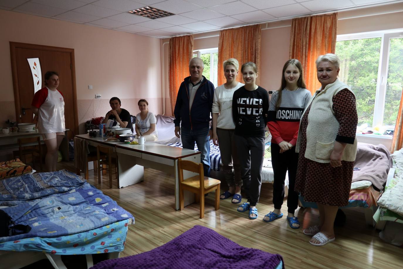 Varias familias conviven en la guardería, utilizando las mesas y sillas propisa del lugar.