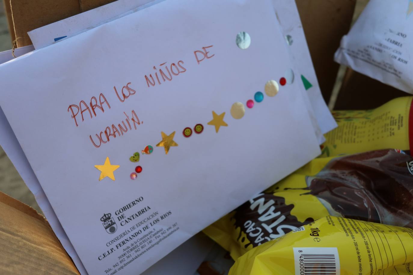 Detalle de una de las cartas con el nombre del centro escolar cántabro desde el que partió.