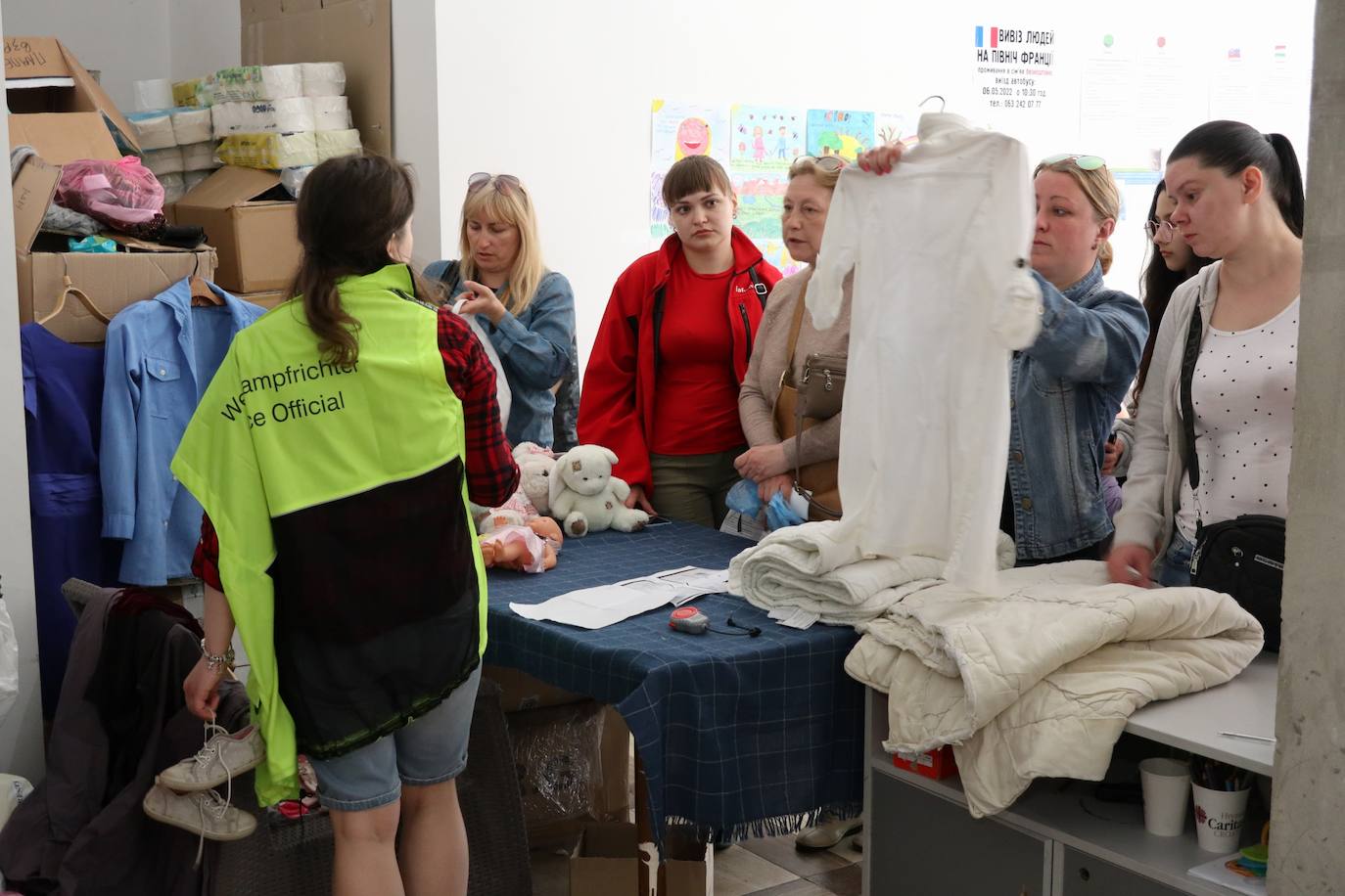 Un grupo de mujeres reciben ropa en el centro de refugiados Venezia de Mukáchevo.