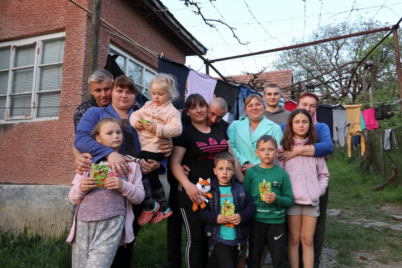 La familia Marinko posa unida, agradecida por la acogida que les han brindado sus compatriotas.